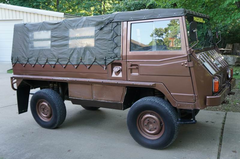 Troop Carrier with 4 rear seats. 
In good mechani ..